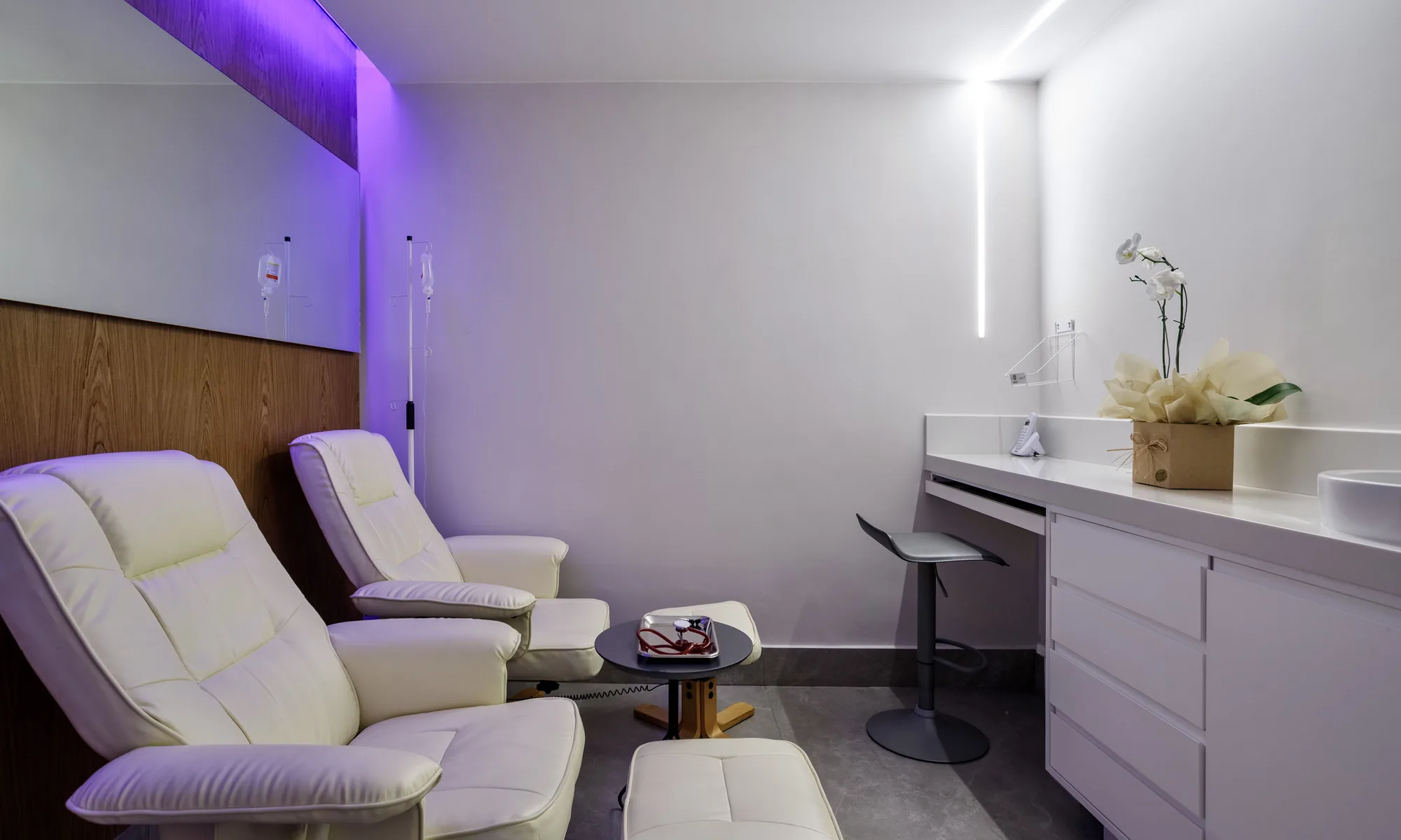IV lounge at Clínica Almaaz with reclining leather chairs for IV therapy