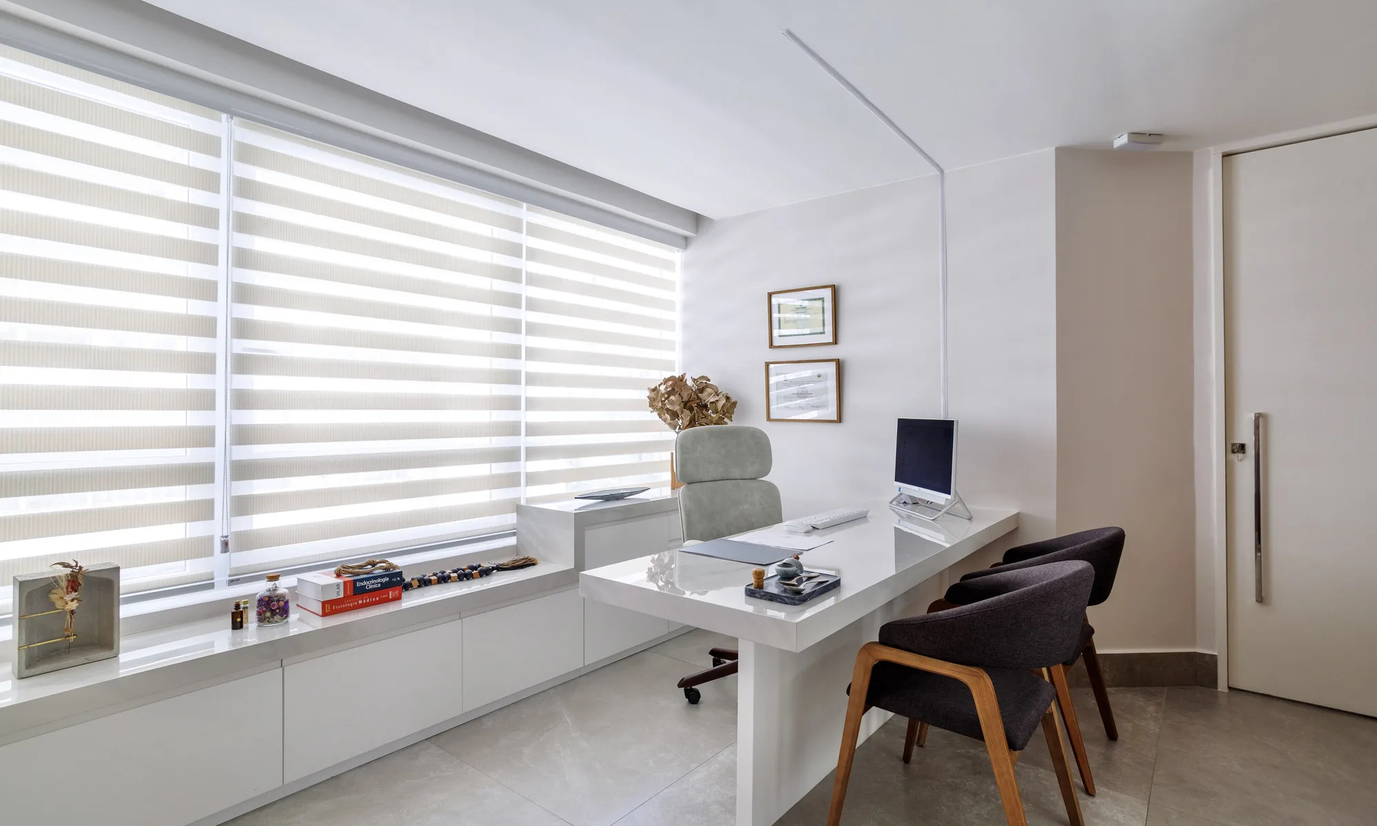 Bright doctor's office at Clínica Almaaz, Leblon, Rio de Janeiro